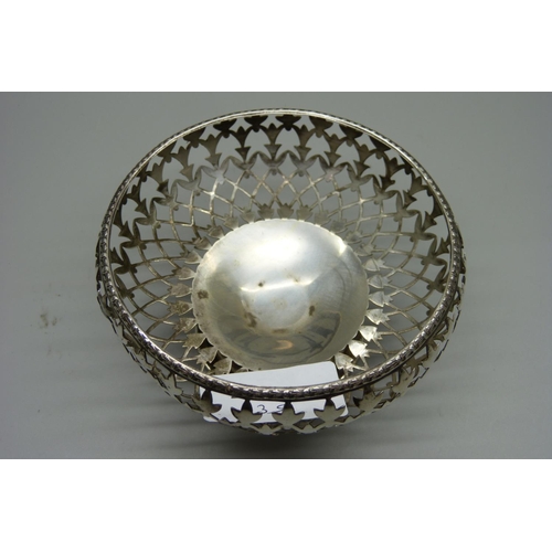 878 - A pierced silver dish, Birmingham 1932, 57g, 9.5cm diameter