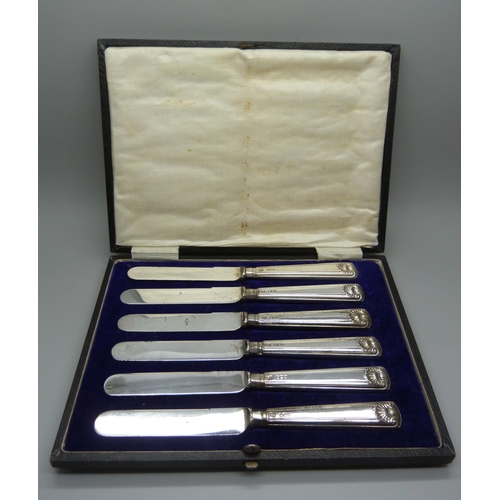 888 - A cased set of six silver handled knives, Sheffield 1919