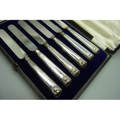 888 - A cased set of six silver handled knives, Sheffield 1919