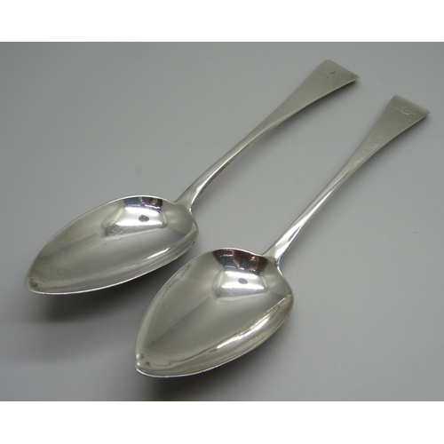 892 - A pair of George III silver serving spoons, London 1812, 102g