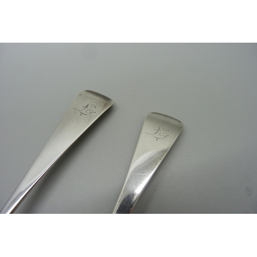 892 - A pair of George III silver serving spoons, London 1812, 102g