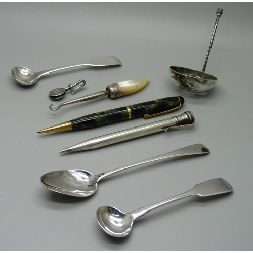 893 - A pair of silver mustard spoons, one other silver spoon, a silver sifter spoon, a/f, a button hook, ... 