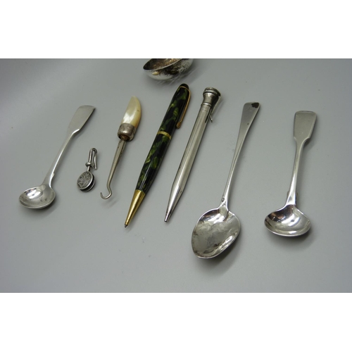 893 - A pair of silver mustard spoons, one other silver spoon, a silver sifter spoon, a/f, a button hook, ... 