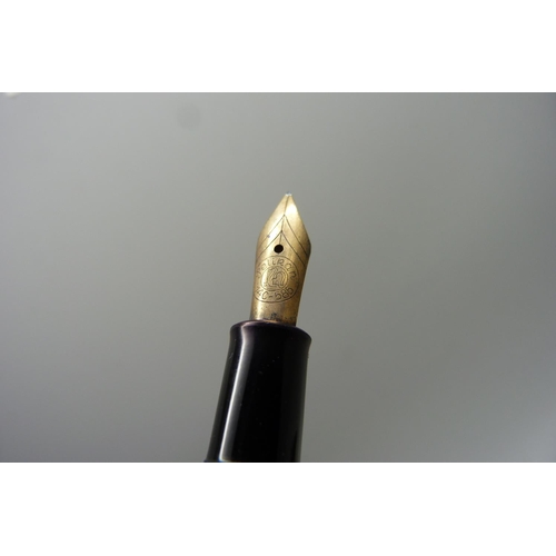 911 - A Pelikan fountain pen with 14ct gold nib, a Parker pen and two pencils, etc.