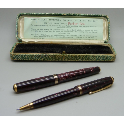 914 - A Parker Vacumatic pen and pencil set, cased, circa 1940's, pen with 14ct gold nib