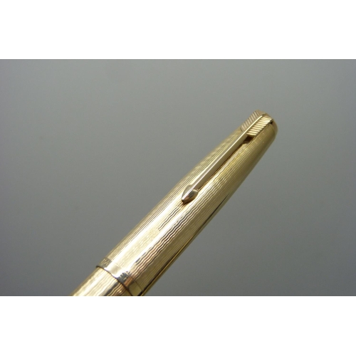 915 - A 9ct gold Parker 51 fountain pen, London 1993, weight of cap and barrel 17.3g, total weight 26.4g