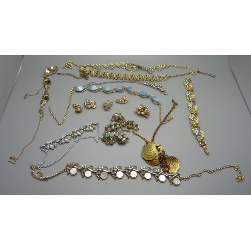 918 - A collection of 1940's/1950's jewellery