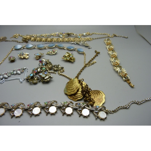 918 - A collection of 1940's/1950's jewellery