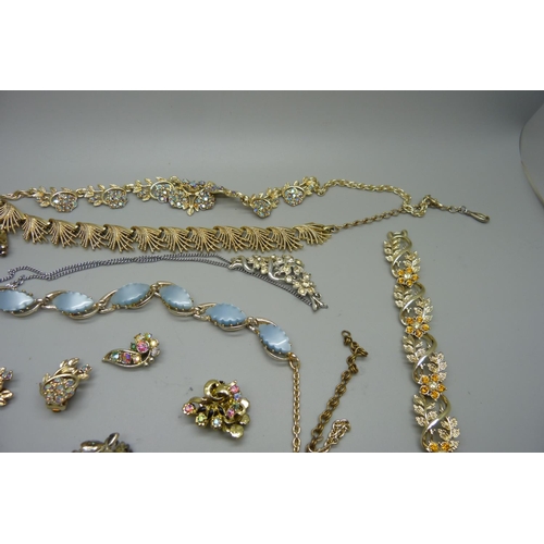 918 - A collection of 1940's/1950's jewellery