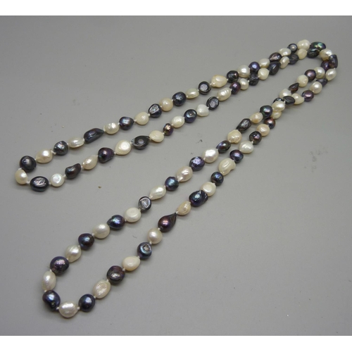 927 - A blister pearl necklace