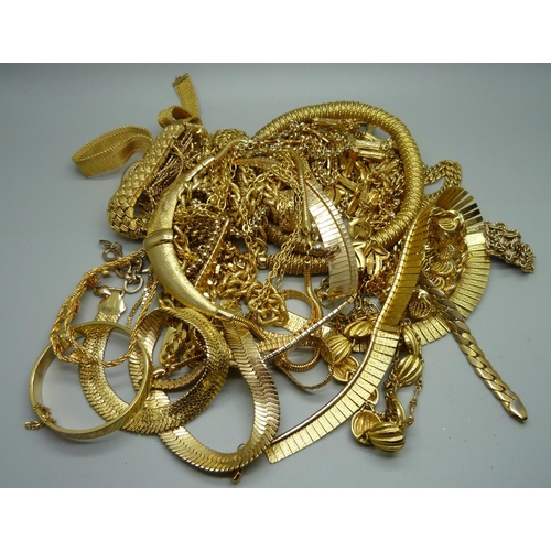 929 - Gold tone jewellery