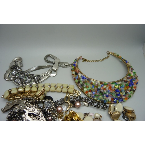 930 - Ten statement necklaces