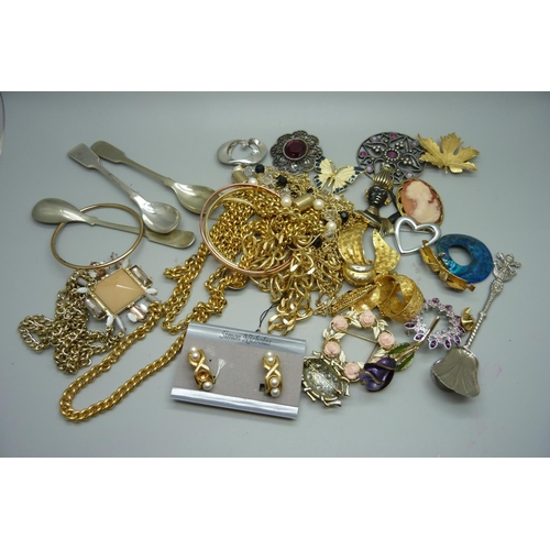 937 - Gold tone costume jewellery, brooches, etc.