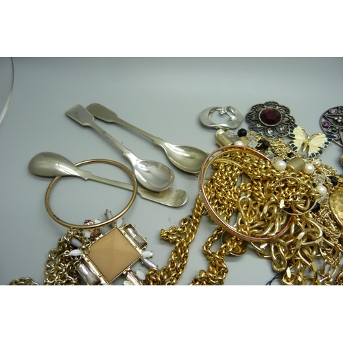 937 - Gold tone costume jewellery, brooches, etc.