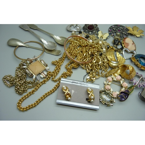 937 - Gold tone costume jewellery, brooches, etc.