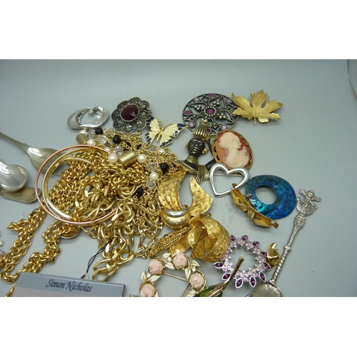 937 - Gold tone costume jewellery, brooches, etc.