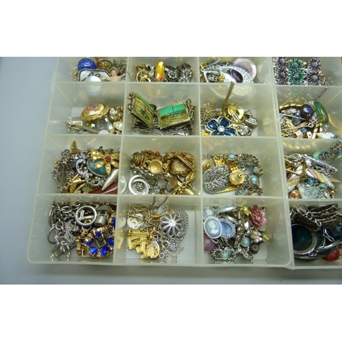 939 - Costume jewellery