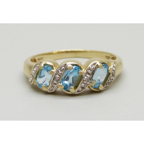 946 - A 14ct gold, aquamarine and diamond ring, 2.6g, M