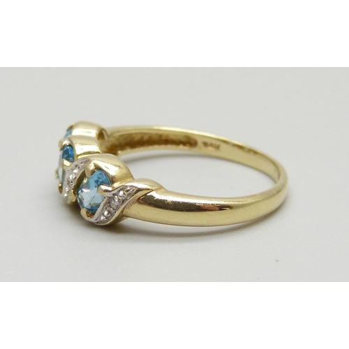 946 - A 14ct gold, aquamarine and diamond ring, 2.6g, M