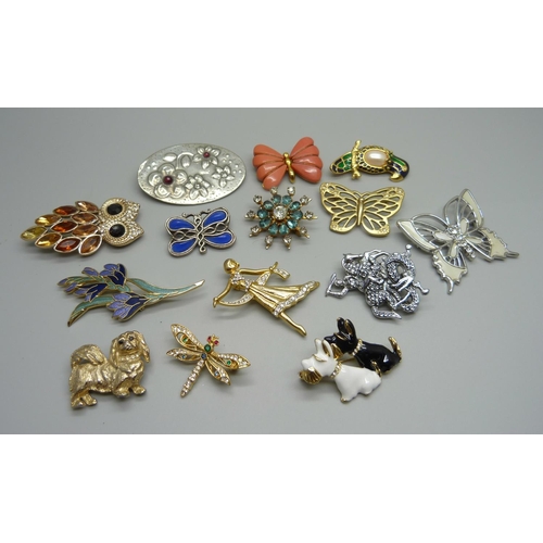 952 - Fourteen brooches