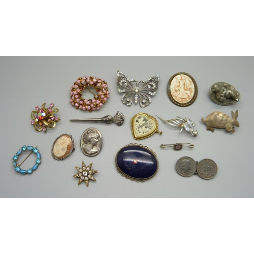 954 - Vintage brooches including silver