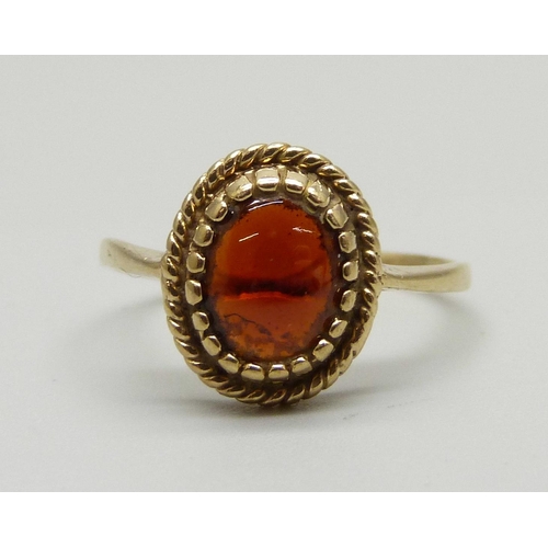 964 - A 9ct gold and cabochon amber ring, 2.1g, N