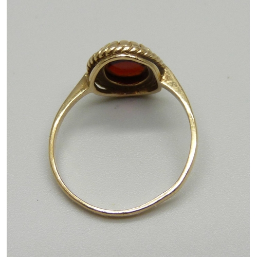 964 - A 9ct gold and cabochon amber ring, 2.1g, N