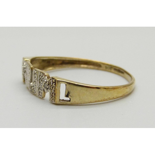 966 - A 9ct gold 'Mum' ring set with diamond accents, 1.4g, U