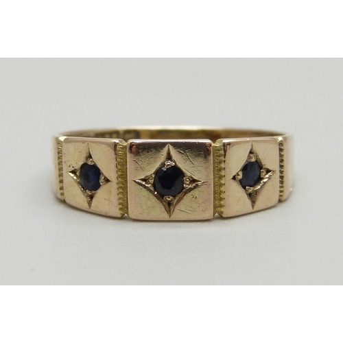 967 - A Victorian 9ct gold three stone ring, Chester 1882, 2.9g, R