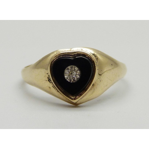 968 - A 9ct gold, onyx and diamond signet ring, 1.4g, Q