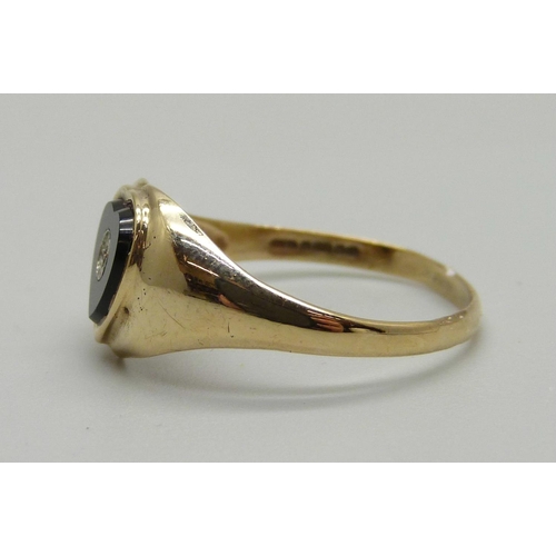 968 - A 9ct gold, onyx and diamond signet ring, 1.4g, Q