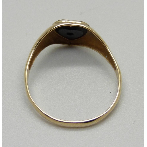 968 - A 9ct gold, onyx and diamond signet ring, 1.4g, Q