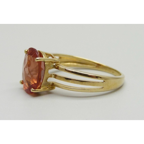 975 - A 9ct gold and Oregon sunstone ring, 2.3g, N