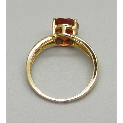 975 - A 9ct gold and Oregon sunstone ring, 2.3g, N