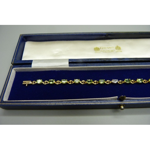 979 - A 9ct gold, peridot and single diamond set bracelet, approximately 0.32ct diamond weight, 6g