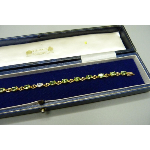 979 - A 9ct gold, peridot and single diamond set bracelet, approximately 0.32ct diamond weight, 6g