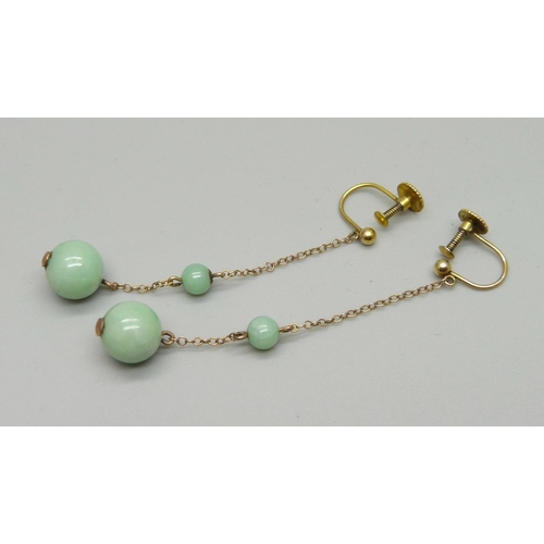 985 - A pair of vintage 9ct gold and jade drop earrings