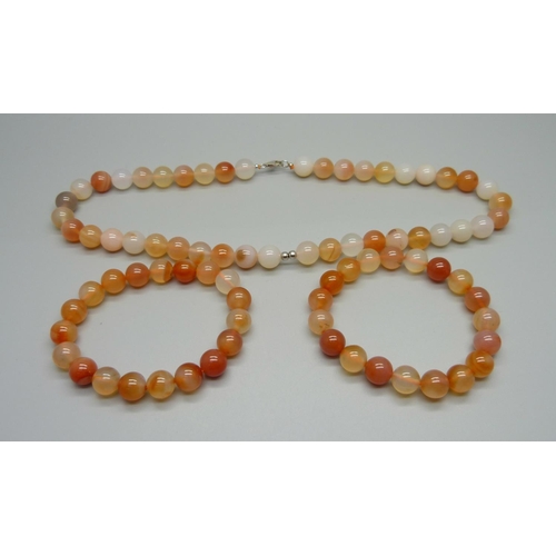 996 - An agate necklace with silver fastener and two orange carnelian bracelets