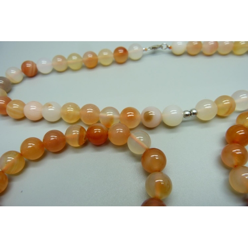 996 - An agate necklace with silver fastener and two orange carnelian bracelets