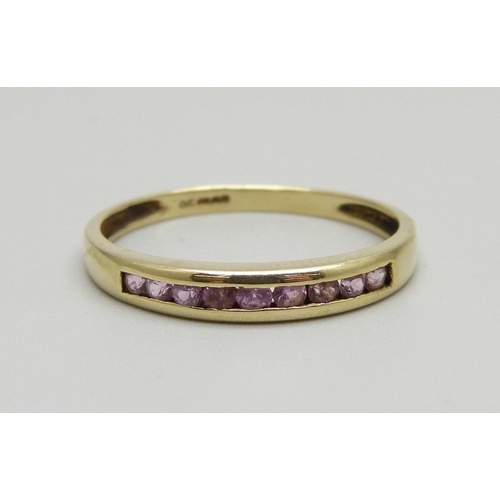 998 - A 9ct gold and pink sapphire ring, 1.9g, W