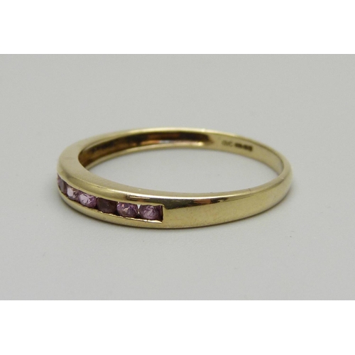 998 - A 9ct gold and pink sapphire ring, 1.9g, W