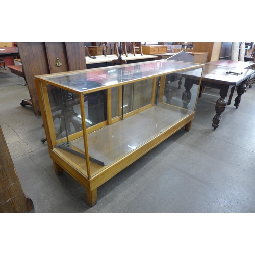 134 - An early/mid 20th Century oak shop cabinet