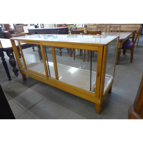 134 - An early/mid 20th Century oak shop cabinet