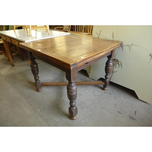 156 - An oak draw-leaf table