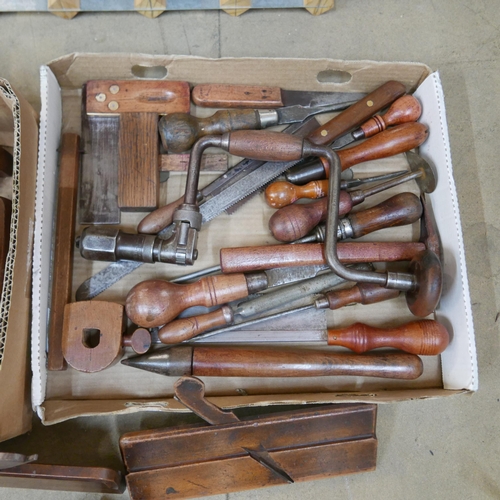 224 - Ten vintage woodworking planes and assorted carpenter's hand tools