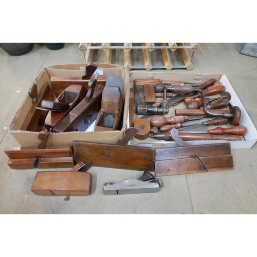 224 - Ten vintage woodworking planes and assorted carpenter's hand tools