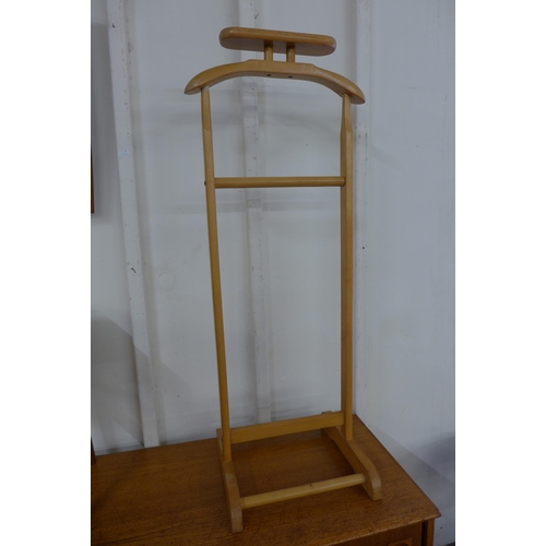 36 - A gentleman's beech valet stand