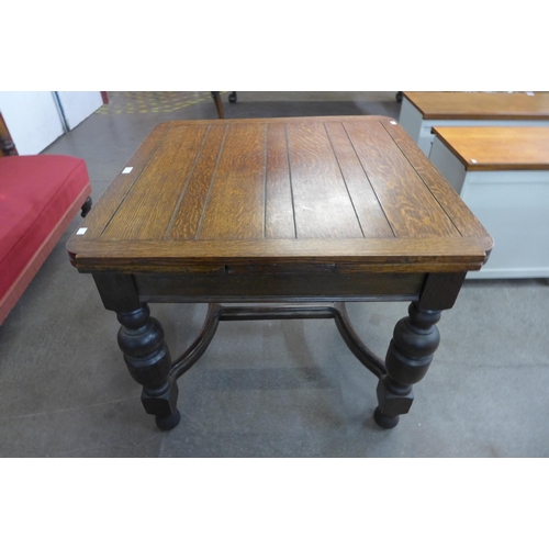 83 - An oak draw-leaf table