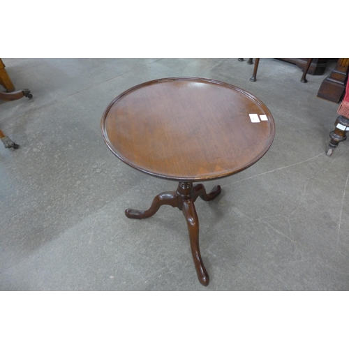 88 - A Chippendale style mahogany circular wine table