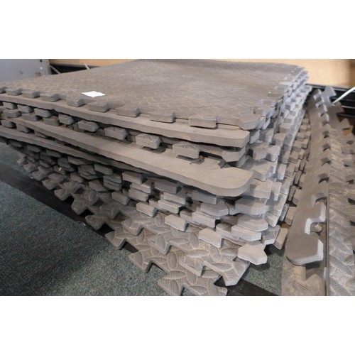 3034A - 16x Soft Step Grey Interlocking Flooring Tiles (2ft x 2ft each tile)